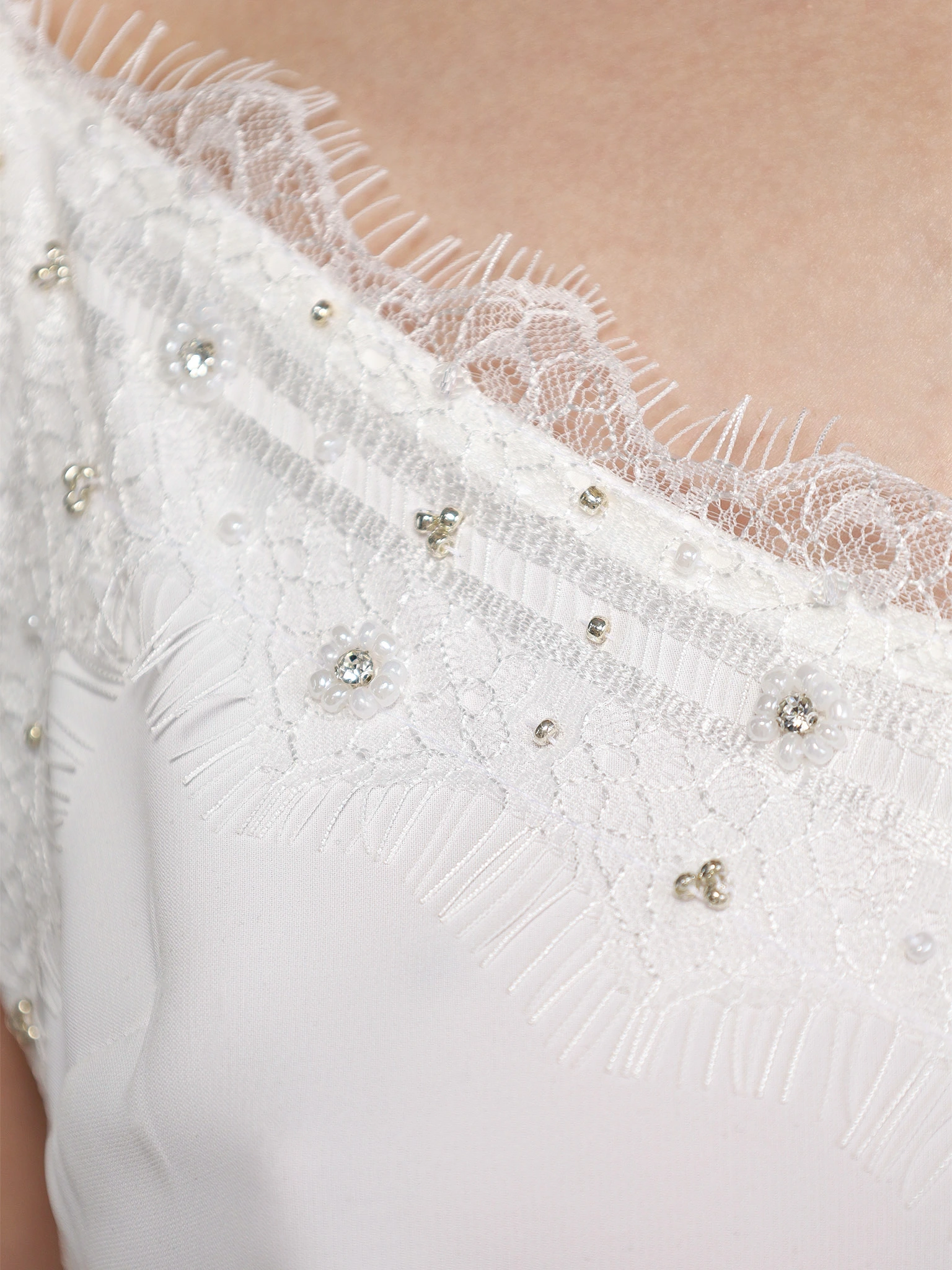 Топ белого цвета с кружевом и цепочкой-мониль